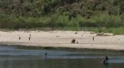 Bolivianos ingresan a Argentina, en la provincia de Salta, cruzando el río Bermejo a pie