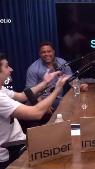 Aquele sorrisinho amarelo clássico!