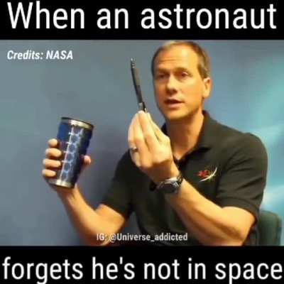 Quando um astronauta esquece que não está no Espaço