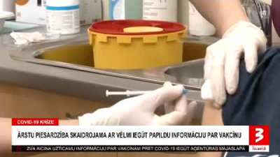 В Латвии доста<wbr>точно интер<wbr>есным спосо<wbr>бом сделали приви<wbr>вку от короны руков<wbr>одите<wbr>лю Центра вакци<wbr>нации<wbr>. На показ<wbr>атель<wbr>ном видео медсе<wbr>стра вкалы<wbr>вает препа<wbr>рат 