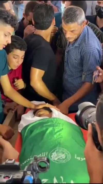 The moment when the Palestinian child mar.tyr Omar Abu Annil (12yrs) got shot by the israeli occupation forces near the barbed fence east of Gaza, last Saturday. He was killed by the israeli snipers who shot the protestors on the border.