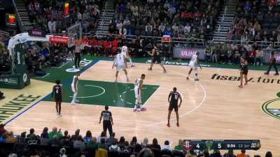 [Highlight] Fred VanVleet sinks a pullup jump shot after getting elbowed in the face by Brook Lopez