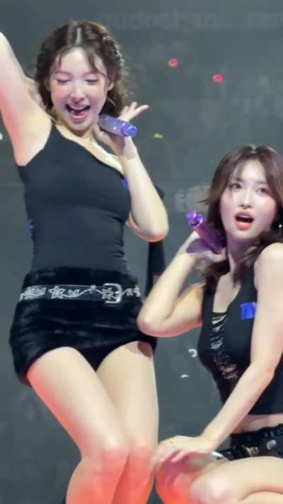 251102 Nayeon Hot Girl 🖤
