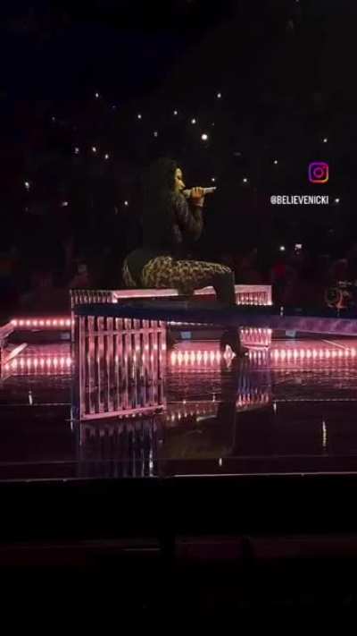 Meu vício Nicki toda de pink com a raba bem destacada 🩷