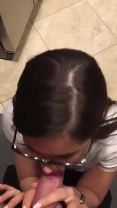 [/r/g<wbr>oodpo<wbr>rnhot<wbr>] Little Caprice Blowjob