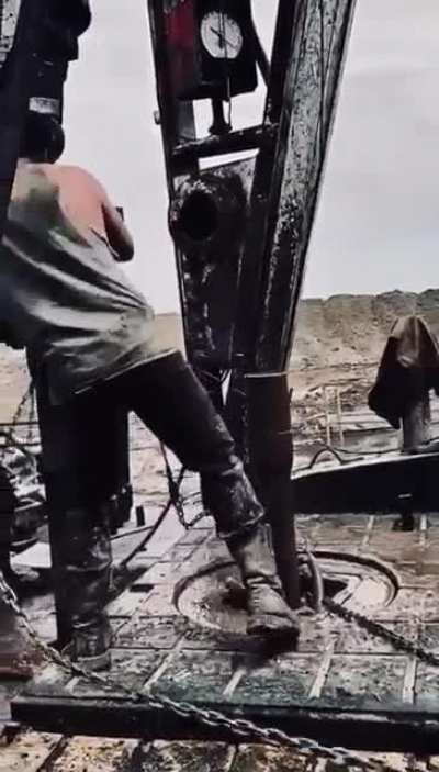 Manhandling an oil well drilling rig