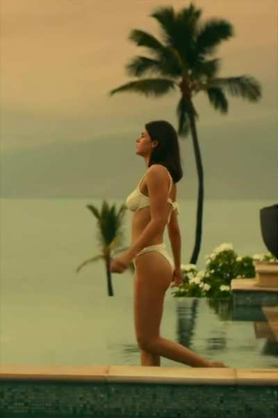 Alexandra Daddario's body is insane