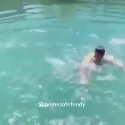 Bağk suyun ayarlarıyla oynuyor adam