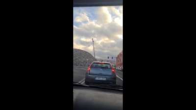 Spanish mum road raging with a child in the vehicle
