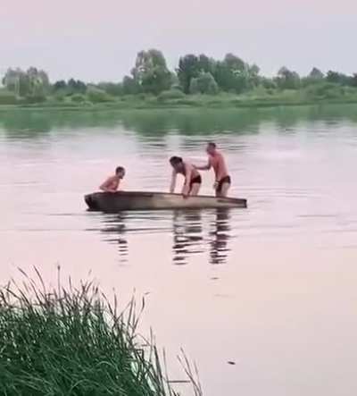 Existe piratas q navegam, existem aqueles q fazem sua história e tem outros q nem história tem.......