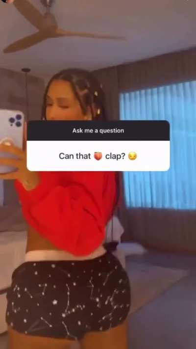 She can even clap under<wbr>water<wbr>👏🏾💦