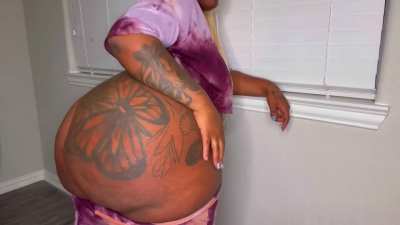 Big ol' tatted ass clapping in new home.