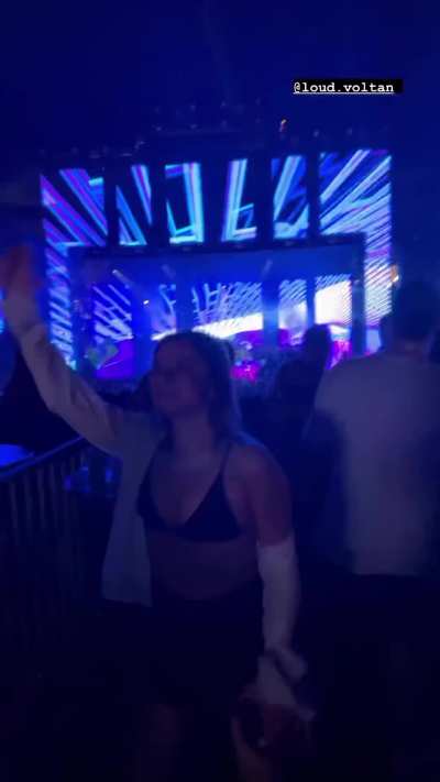 Dançando bêbada na balada