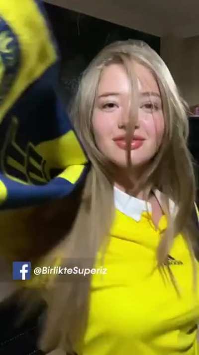 GEÇEN GÜN BU GÜZEL HANIMEFENDİYİ PAYLAŞIP YAŞA FENERBAHÇEM DİYİP BEŞİKTAŞ LOGOSU KOYMUŞTUM PPME, HİÇ KİMSE FARK EDİP UP VERMEDİ. BUGÜN GÜZELLER GÜZELİ HANIMEFENDİNİN İNSTASINI BULDUM BUYRUN EFENDİLER @dakotahelen (O KADAR UĞRAŞTIM UP VERİN PEZEVENGLER)