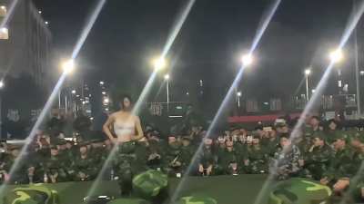 大学军训的<wbr>操场来上这<wbr>么一段，也<wbr>算得上校园<wbr>风云人物了