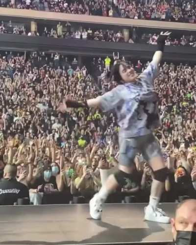 Billie Eilsih booty in a show