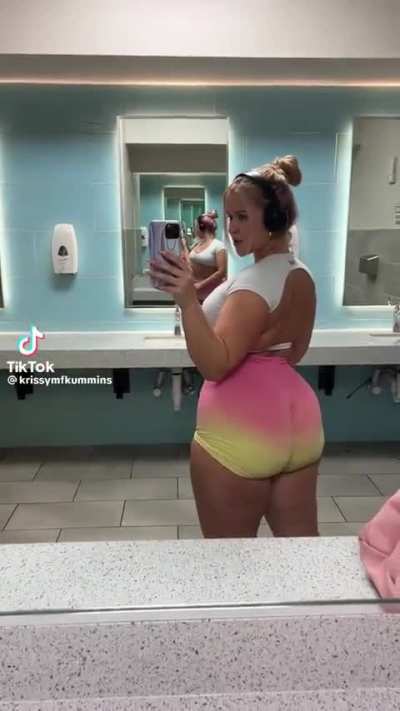 SHE GOT A 🍑 😜
