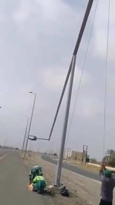 A smart way to change streetlight bulbs.