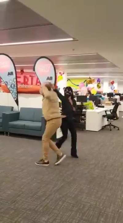 Baile y abrazos en el Ministerio de Educacion del GCBA