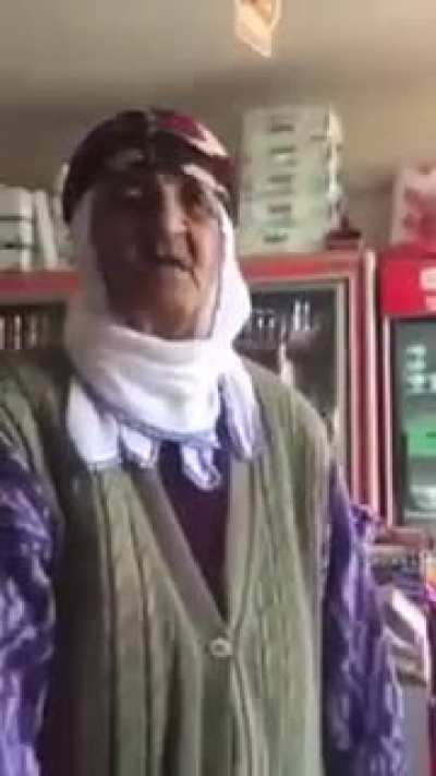 Daha oyunu verdiği kişinin adını bilmeyen birisi, komik olan kısmı arkada lambalı konuşuyor. Bence oy vermek için 18 yaş değil belli bi' akademik başarı lazım.