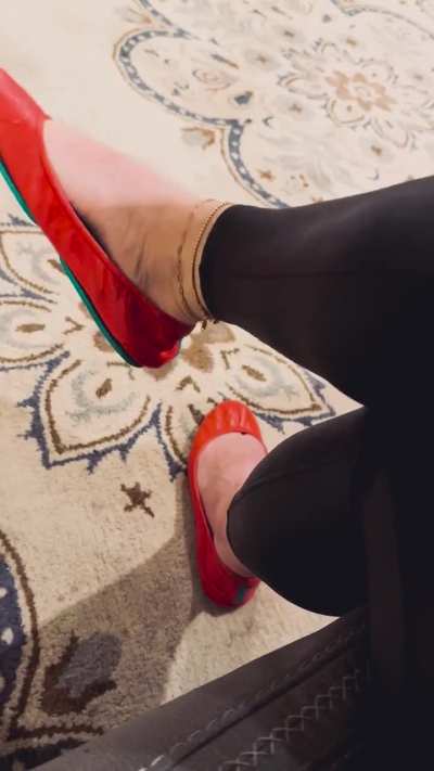 Leather flats, leather leggings and some playing