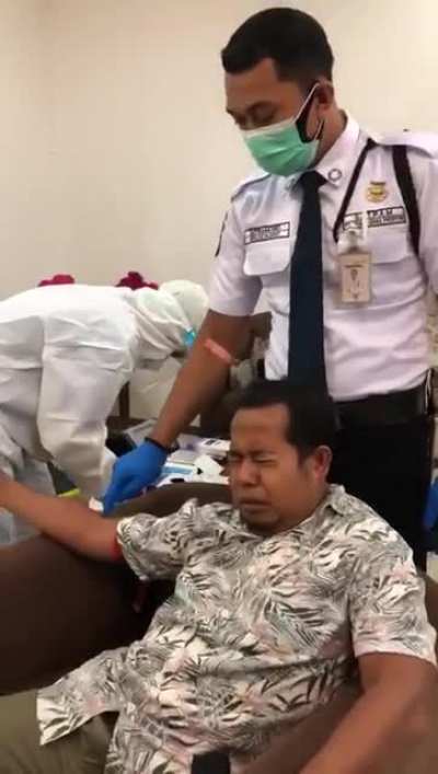 This dude getting a shot. So brave