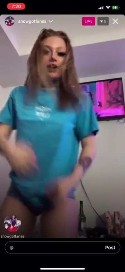 Snow shaking that ass