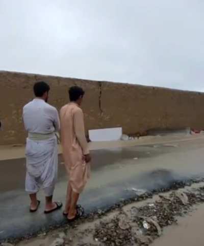 Powerful flood in Pakistan instantly destroys everything in its path.