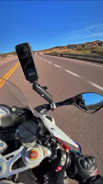Todo hombre de bien tiene que tener ambos juguetes, moto y auto. La sensación que te da manejar una moto en ruta es totalmente superior