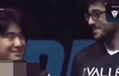 Momentos raros captados en cámara de gamers recibiendo afecto femenino