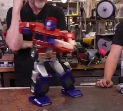 El señor mayor que está detrás que debe tener como sus 60 años y que actúa como un niño de 8 representa a todos los hombres que ven este video.