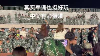 校园军训中<wbr>的节目表演<wbr>，两位美女<wbr>太出彩了！