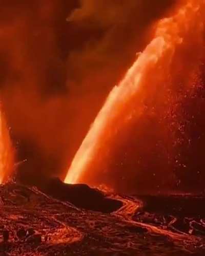 Hawaii, Hawaii - 23 November 2025 - Eruption with light surface activity