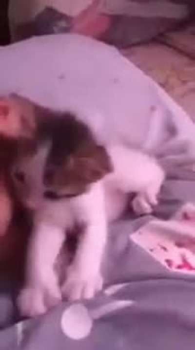 Kiss back is too sweet!