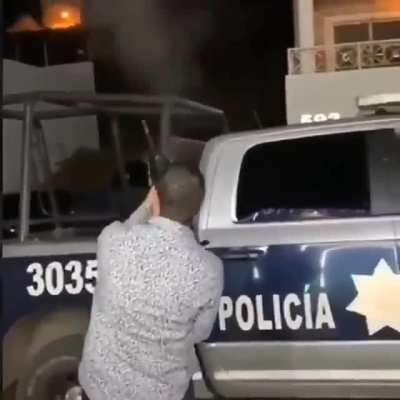 Letting it off in front of the Mexican cops with no worries in the world .. in the street at that. Lawless ... im sure you cant always get away with this 🤷‍♂️😂
