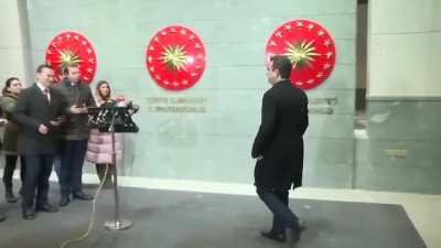 EKREM İMAMOĞLU BASIN TOPLANTISINDAN MOONWALK YAPARAK KAÇTI