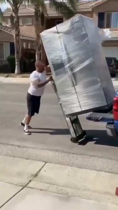 This man single handedly unloaded a fridge