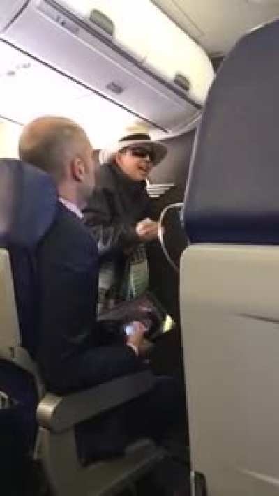 Woman threatens to kill everyone on Airplane