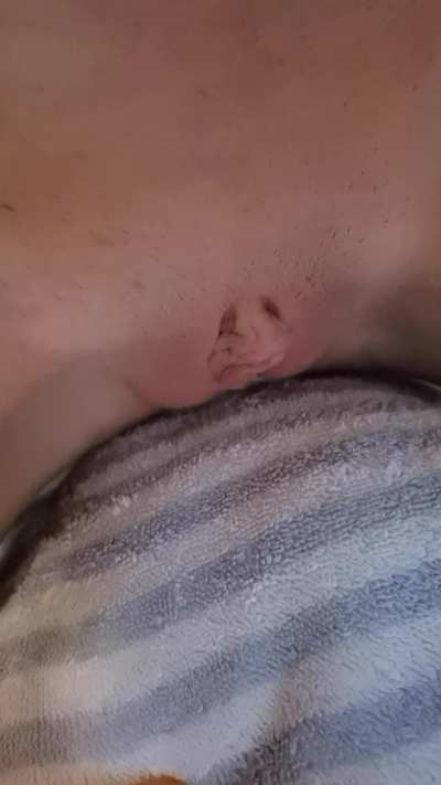 Rubbing my towel and leaking pee