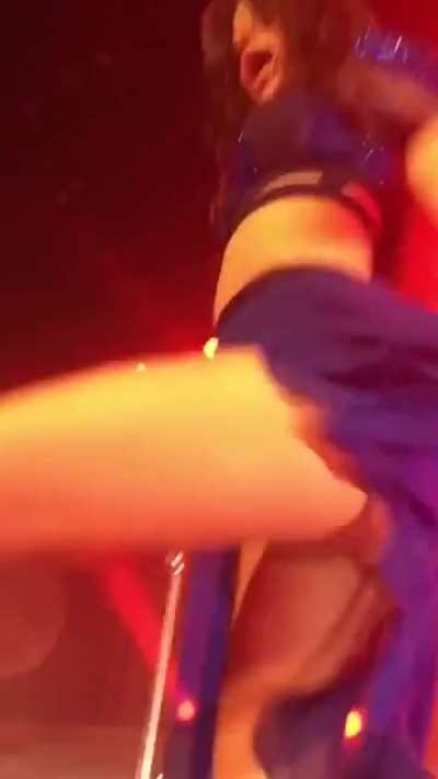 Shaking that 🍑