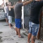 la gorra los hace bailar, ejercitarse y cantar por salir a la calle