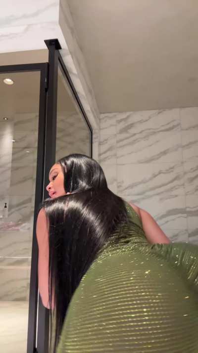 Saweetie twerking 