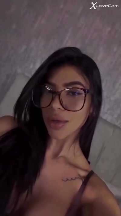 Brunette Glasses Latina Solo