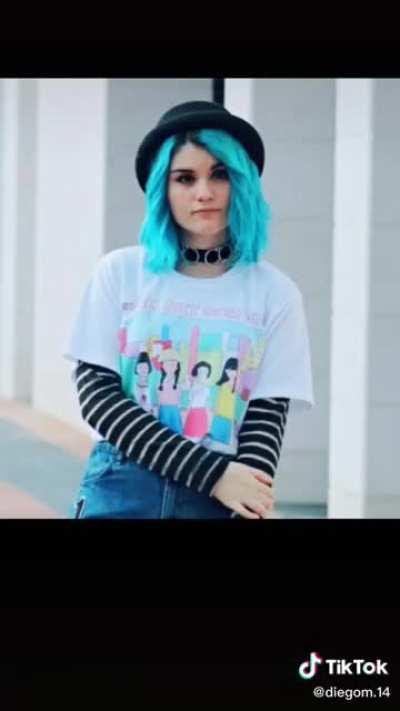 La piba del pelo azul