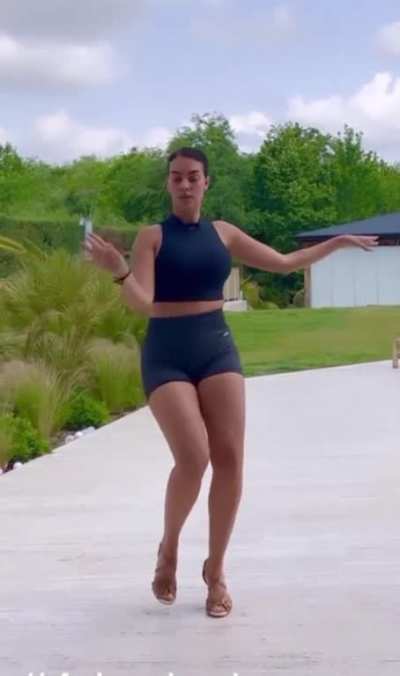 I love this sexy body 🔥Do you think Georgina will dance in a bikini?