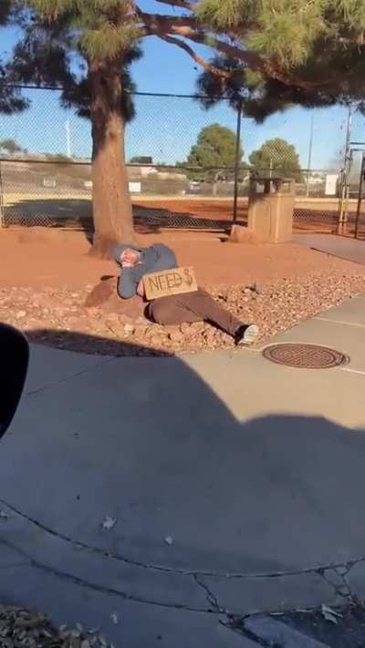 “Kindhearted woman feeds hundreds out of her truck bed”