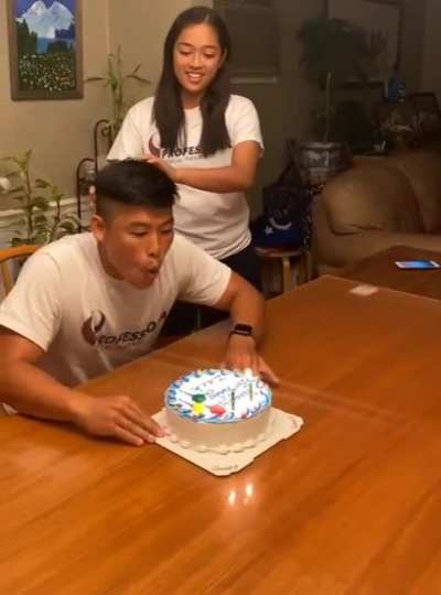 Aniversário a gente nunca esquece, principalmente aqueles com traumatismos cranianos. (Reddit Ready)
