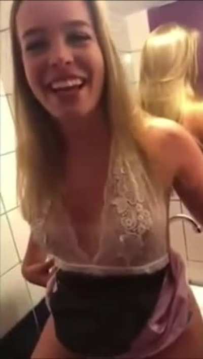 WCGW peeing in a sink
