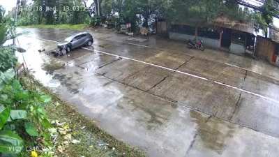 [Asia] Split-Second Crash on a Wet Road