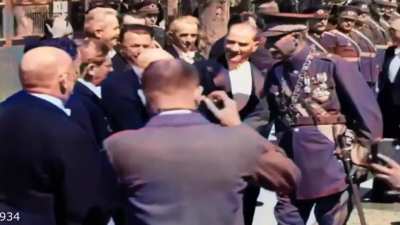 Şu naifliğe şu inceliğe bakın. Bu adam Türkiye Cumhuriyeti'nin Cumhurbaşkanı bir de günümüzün albayların binbaşıların egolarına bakın.
